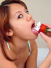 Kona Kalani eating a strawberry